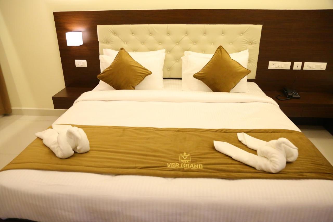 Vsr Grand Hotell Madanapalle Exteriör bild
