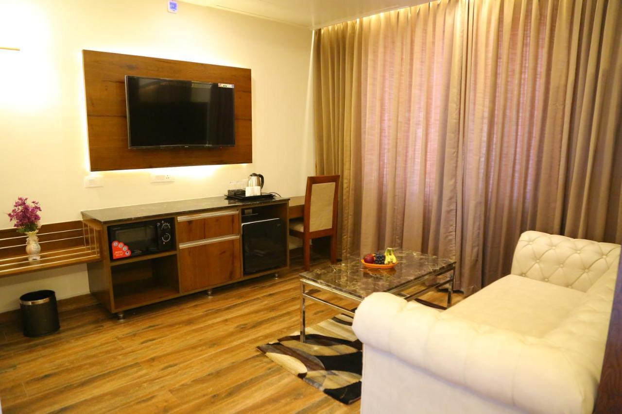 Vsr Grand Hotell Madanapalle Exteriör bild