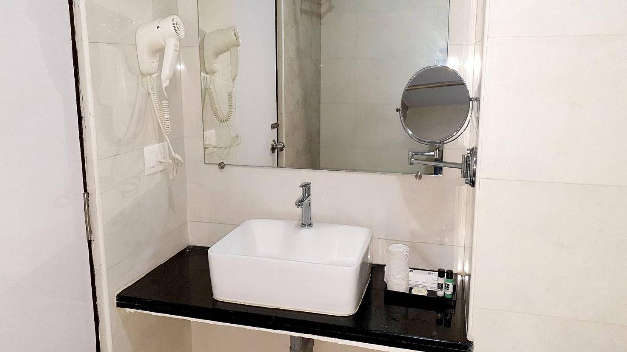 Vsr Grand Hotell Madanapalle Exteriör bild